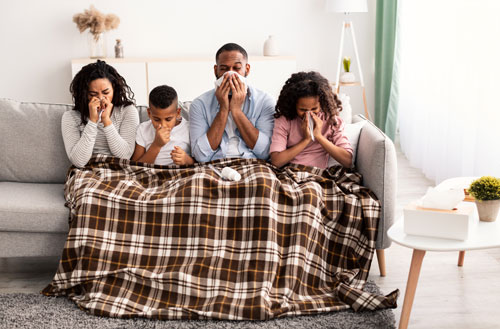 familia enferma resfriado y gripe